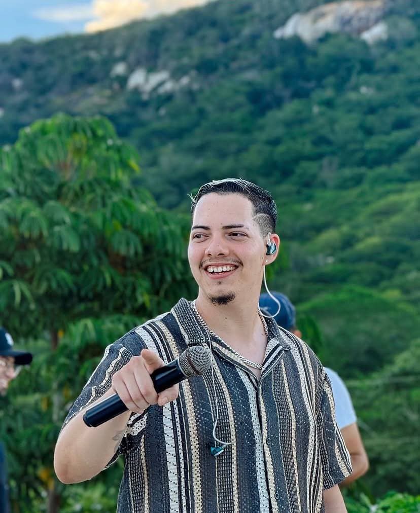 Felipe Stan sorrindo durante show ao ar livre